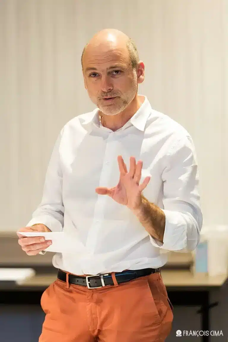 Portrait d'entreprise d'un homme en chemise blanche lors d'une conférence à Cannes