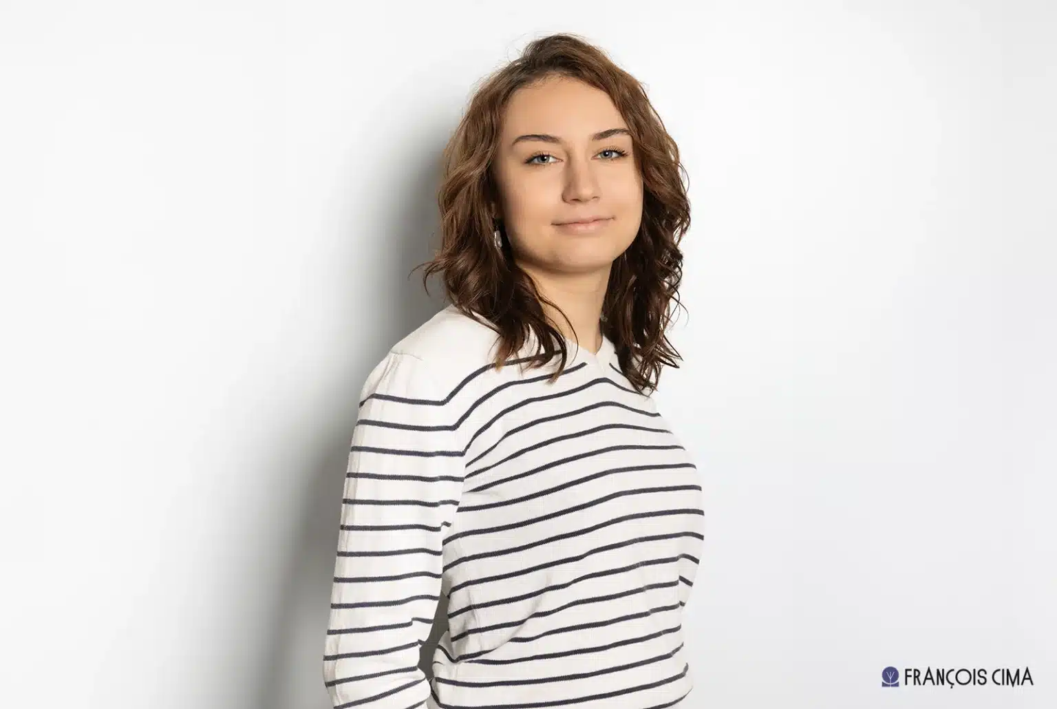 Portrait pour trombinoscope, femme en marinière sur fond blanc
