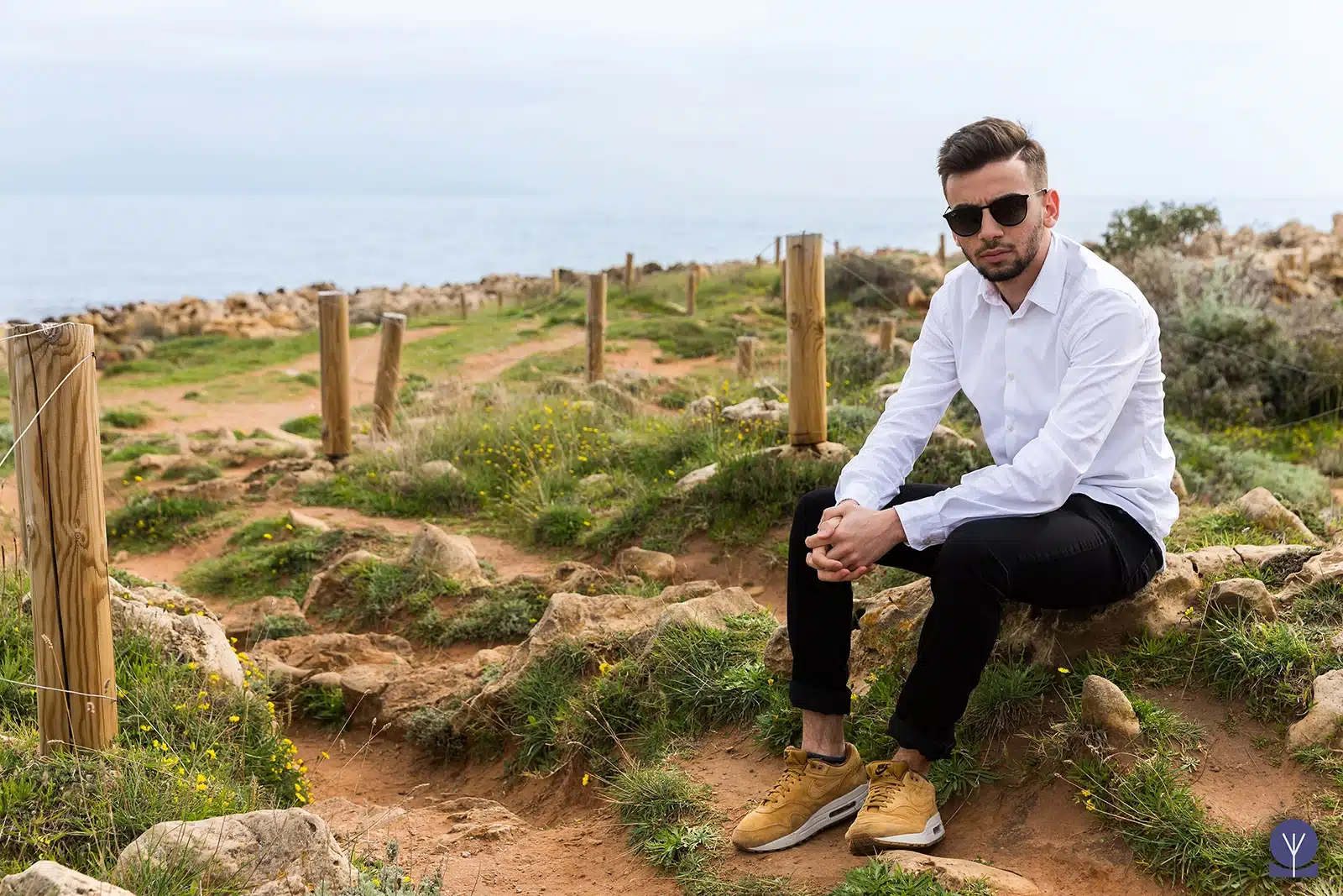 Photographe book à Cannes, shooting en extérieur "homme sur cote sauvage"