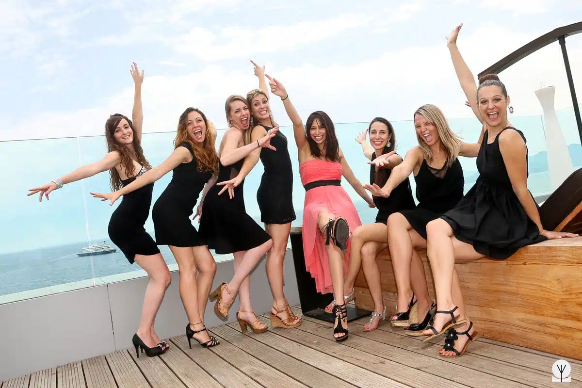 Shooting photo entre amies sur un rooftop Cannois en robe noire