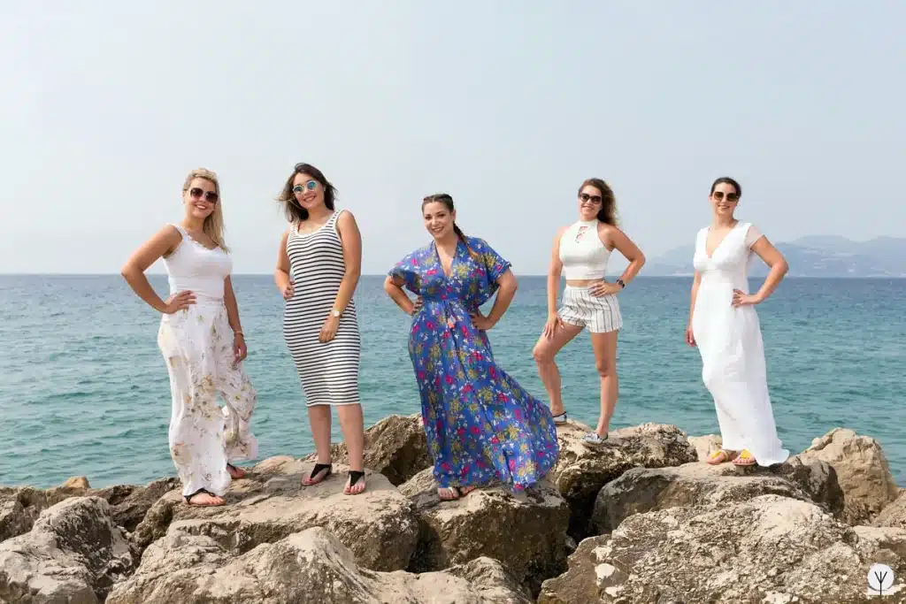 Shooting entre amies sur les rochers à Cannes, robes d'été